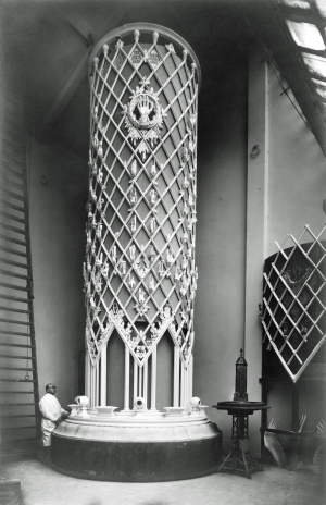 Max Esser mit dem Gipsmodell des Handwerkerbrunnens