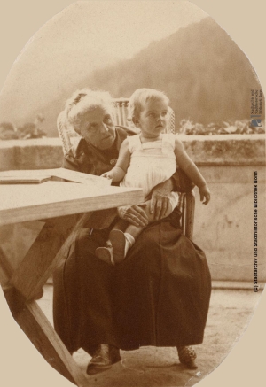 Marie Fillunger mit einem unbekannten Kind