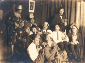 Nini Hess (li.) bei einem Kostümfest