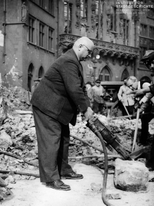 Walter Kolb bei der Trümmerbeseitigung