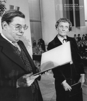 Astrid Lindgren (re.) mit Börsenvereinsvorsteher Rolf Keller (li.)